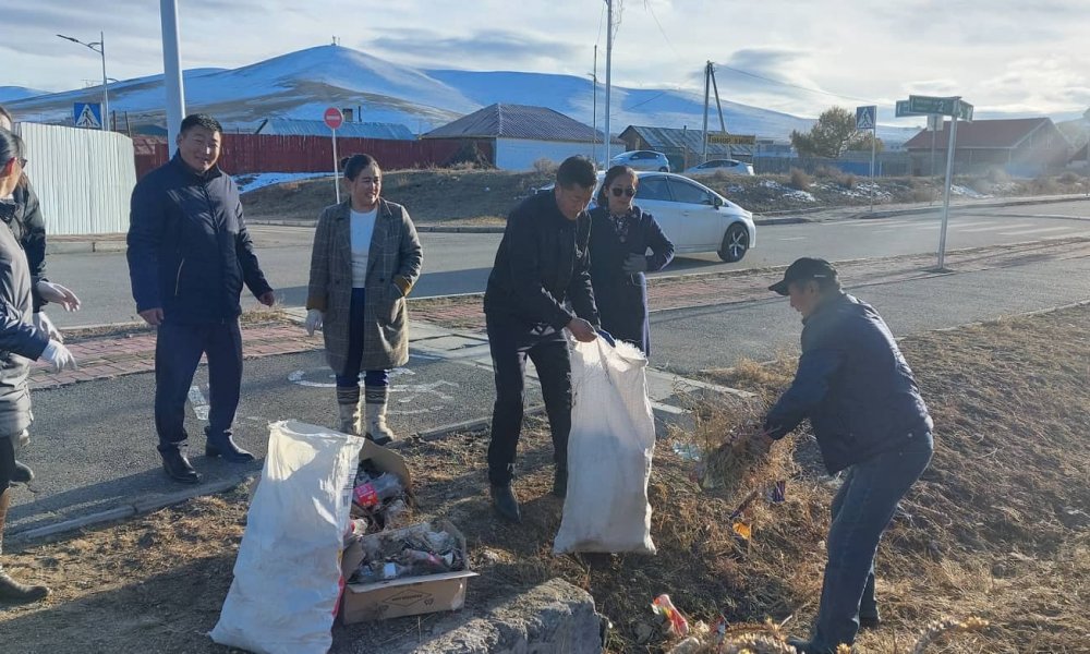 Хуваарьт газрын хог, хаягдлыг цэвэрлэв.