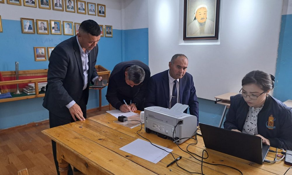 Өлгий сумын Ерөнхий боловсролын 1, 3 дугаар сургуулийн багш, ажилтнуудад ТООН ГАРЫН ҮСЭГ олгов