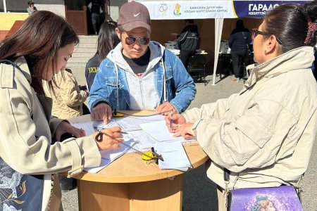 Баянзүрх дүүргийн улсын бүртгэлийн хэлтэс “Гараас гарт” өдөрлөгийг зохион байгуулж байна