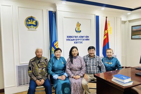ОЛОН УЛСЫН АХМАДЫН БАЯРЫН МЭНД хүргэж хэлтсийн ахмадууддаа хүндэтгэл үзүүллээ