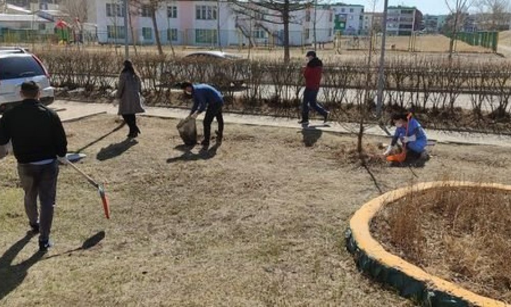 Орхон аймаг дахь Улсын бүртгэлийн хэлтсийн албан хаагчид байгууллагын ойр орчмын талбайд цэвэрлэгээ зохион байгууллаа.