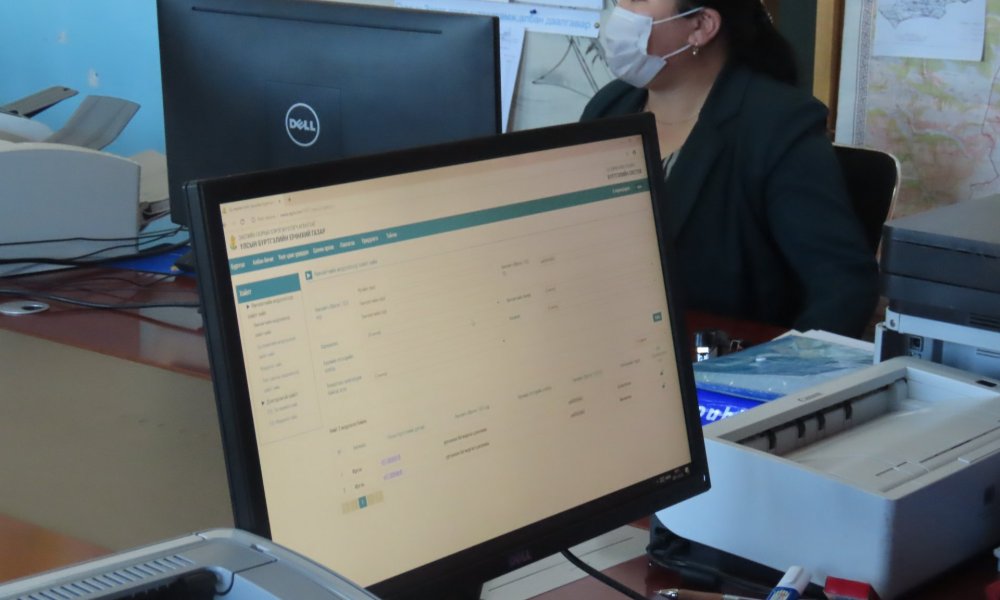 Батцэнгэл суманд ажиллаа.