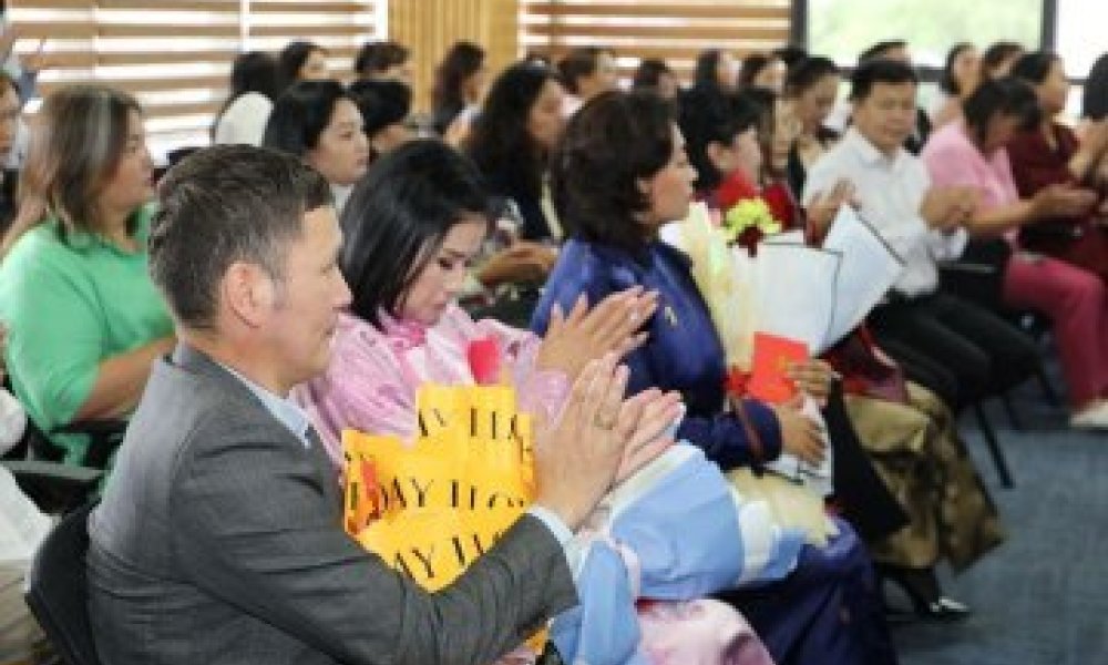 Үр бүтээлтэй ажилласан албан хаагчдыг шагнаж урамшууллаа