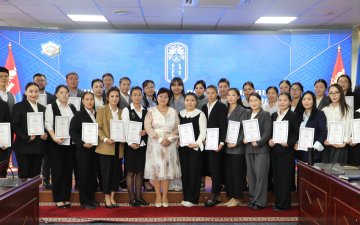 Шинээр томилогдсон албан хаагчид чиглүүлэх сургалтаа төгсөж,  сертификатаа гардан авлаа 