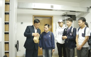 Төгсөх ангийн сурагчдад мэргэжлээ зөв сонгоход дэмжлэг үзүүлэх зорилгоор Улсын бүртгэлийн байгууллагын үйл ажиллагаа, үйлчилгээний талаар мэдээлэл өгч, танилцуулга хийлээ