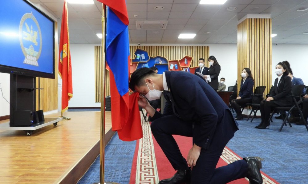 Төрийн захиргааны албанд анх орж буй албан хаагчид төрийн жинхэнэ албан хаагчийн тангараг өргөлөө