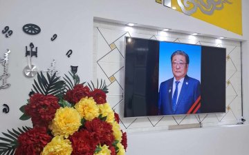 Монгол улсын анхны ерөнхийлөгч Пунсалмаагийн Очирбат агсанд хүндэтгэл үзүүллээ