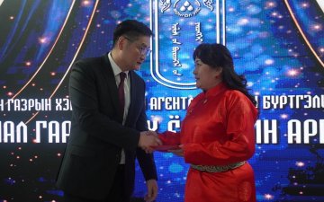 Сар шинийн босгон дээр албан хаагчдыг шагнаж урамшууллаа