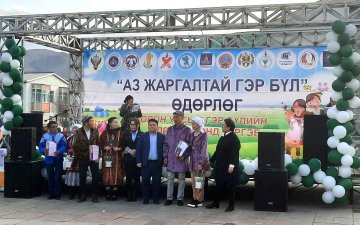 Шинээр гэрлэлтээ батлуулсан хосуудад гэрлэлтийн гэрчилгээ гардуулав