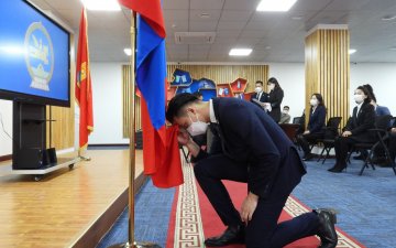 Төрийн захиргааны албанд анх орж буй албан хаагчид төрийн жинхэнэ албан хаагчийн тангараг өргөлөө