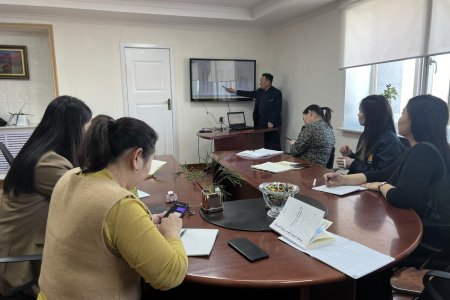 “Монгол бичгийн дунд шатны сургалт”-ыг албан хаагчдад 2024 оны 03 дугаар сарын 26-ны өдөр Ерөнхий боловсролын 1 дүгээр сургуулийн Монгол хэл бичиг, уран зохиолын багш Л.Лоохууз зохион байгуулж байна.