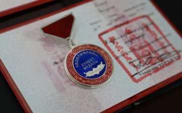 Ерөнхийлөгчийн зарлигаар 22 албан хаагчийг төрийн дээд одон медалиар шагналаа