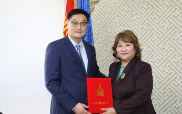 Бадмаанямбуугийн Өэлүн-Үжинг байгууллагын  “Хүндэт дэвтэр”-т алдаршуулав