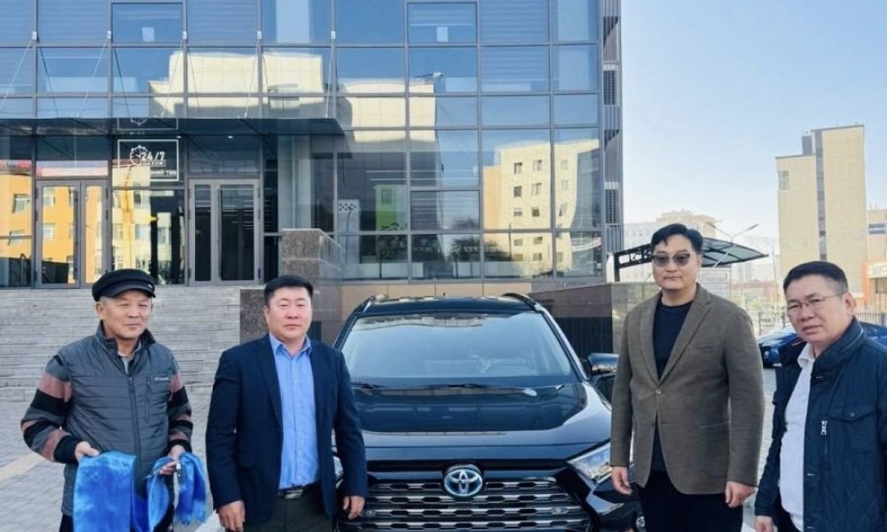 Увс аймгийн Улсын бүртгэлийн хэлтэст автомашин хүлээлгэн өглөө