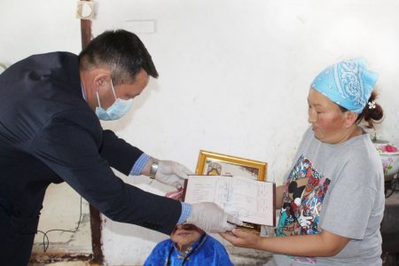 Шинэ төрсөн ГУРВАН ИХЭР хүүхдийн төрсний гэрчилгээг ёслолтой гардуулж өглөө. 