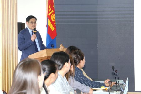 Шинээр томилогдсон албан хаагчид чиглүүлэх сургалтаа төгсөж, сертификатаа гардан авлаа