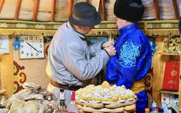 АЙМГИЙН УЛСЫН БҮРТГЭЛИЙН ХЭЛТСИЙН ДАРГА Н.ЭНХБАТААР АХЛУУЛСАН АЖЛЫН ХЭСЭГ БАЯНЖАРГАЛАН СУМЫН АЙМГИЙН АВАРГУУДЫН ШАГНАЛЫГ ГАРДУУЛЛАА.