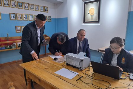 Өлгий сумын Ерөнхий боловсролын 1, 3 дугаар сургуулийн багш, ажилтнуудад ТООН ГАРЫН ҮСЭГ олгов