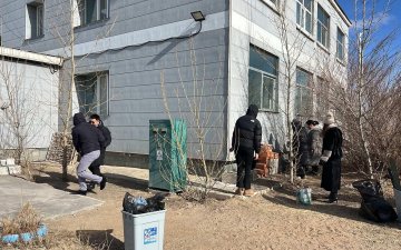 Сар шинийн баярыг угтаж хэлтсийн албан хаагчид байгууллагын 50м доторх ойр орчмын хог хаягдлыг цэвэрлэлээ.
