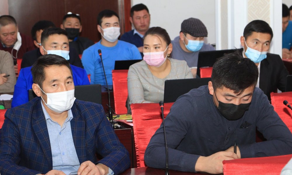 Багийн Засаг дарга нар номын дуу сонсож байна