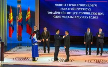 Монгол Улсын Ерөнхийлөгч Төв аймгийн Улсын бүртгэлийн хэлтсийн дарга Н.Энхбатыг ''Хөдөлмөрийн хүндэт медаль''-аар шагналаа
