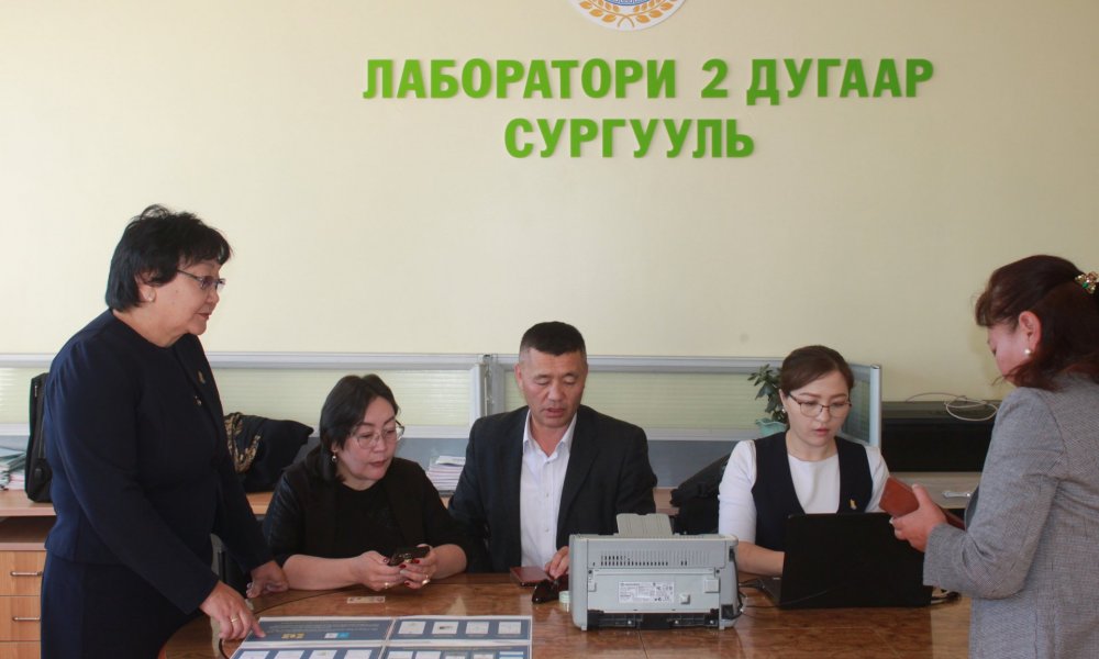Ерөнхий боловсролын 2, 4 дүгээр сургуулийн багш, ажилтан, сурагчдад тоон гарын үсэг олголоо. 