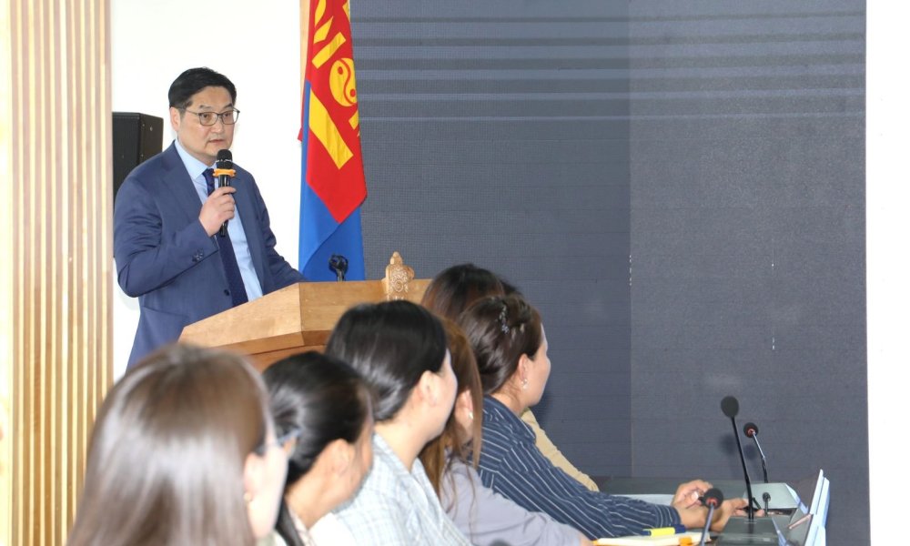 Шинээр томилогдсон албан хаагчид чиглүүлэх сургалтаа төгсөж, сертификатаа гардан авлаа