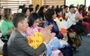 Үр бүтээлтэй ажилласан албан хаагчдыг шагнаж урамшууллаа