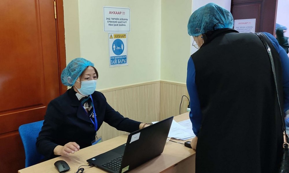 Төрийн албаны ерөнхий шалгалтад орж буй иргэдийг тус хэлтсийн улсын бүртгэгчид хурууны хээний бүртгэлээр таниулж шалгалтад оруулж байна.