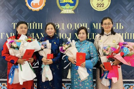 “Улсын бүртгэлийн салбарын ТЭРГҮҮНИЙ ажилтан” цол, тэмдэгээр шагнууллаа