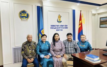 ОЛОН УЛСЫН АХМАДЫН БАЯРЫН МЭНД хүргэж хэлтсийн ахмадууддаа хүндэтгэл үзүүллээ