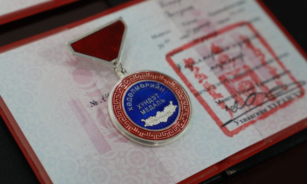 Ерөнхийлөгчийн зарлигаар 22 албан хаагчийг төрийн дээд одон медалиар шагналаа