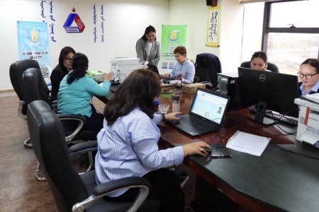 Зөөврийн тоног төхөөрөмжөөр улсын Бүртгэлийн үйлчилгээг ажлын байранд үзүүллээ