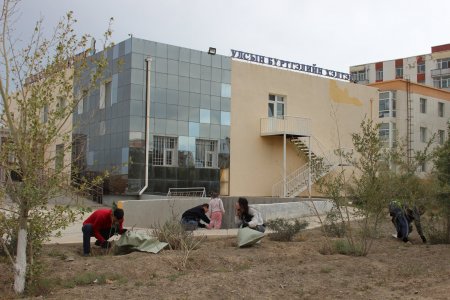 Улсын бүртгэлийн хэлтсийн албан хаагчид байгууллага орчны 50м2 газрын хог хаягдлыг цэвэрлэлээ