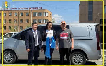 Өвөрхангай аймгийн Улсын бүртгэлийн хэлтэст ХЗДХ-ийн сайдын шийдвэрээр УБЕГ-аас автомашин өглөө