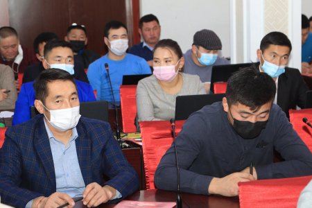 Багийн Засаг дарга нар номын дуу сонсож байна