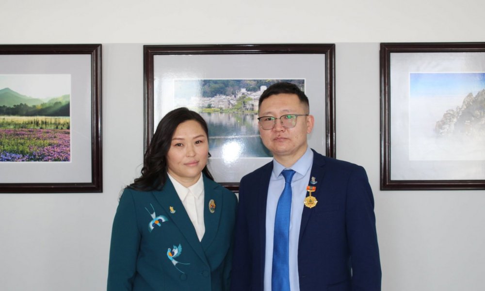 2021 онд ажил мэргэжлээрээ хамт олноо манлайлан ажилласан ажилчид шагнагдллаа.