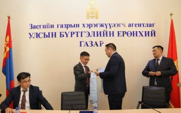 УБЕГ-ЫН ДАРГА Д.ДЭЛГЭРСАЙХАН АЖЛАА ХҮЛЭЭН АВЛАА.
