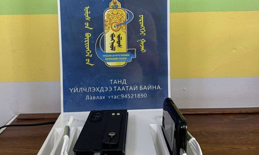 Иргэдэд гар утас цэнэглэх Charging zone байрлуулав. 