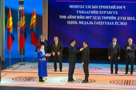Монгол Улсын Ерөнхийлөгч Төв аймгийн Улсын бүртгэлийн хэлтсийн дарга Н.Энхбатыг ''Хөдөлмөрийн хүндэт медаль''-аар шагналаа