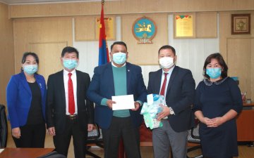 Улсын бүртгэлийн хэлтсийн хамт олон Бүртгэлийн байгууллага үүсэж хөгжсөний 80 жилийн ойн баярын хүрээнд Аймгийн Онцгой Комисст хандив өргөлөө