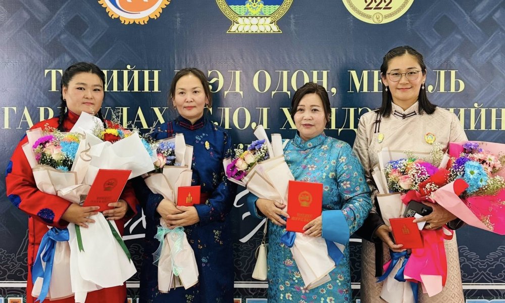 “Улсын бүртгэлийн салбарын ТЭРГҮҮНИЙ ажилтан” цол, тэмдэгээр шагнууллаа