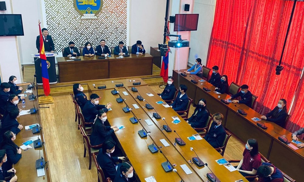 Орхон аймгийн хэмжээнд нийт 1066 хүүхэд 16 нас хүрч Иргэний үнэмлэхээ авч байгаа бөгөөд эдгээр хүүхдүүдийн төлөөлөл болсон 32 хүүхэд “Иргэний андгай” өргөж иргэний үнэмлэхээ гардан авлаа.