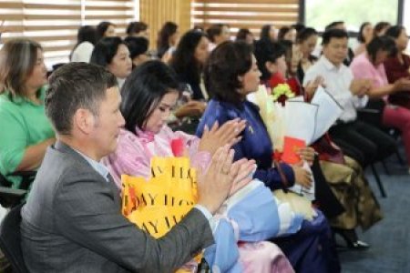 Үр бүтээлтэй ажилласан албан хаагчдыг шагнаж урамшууллаа