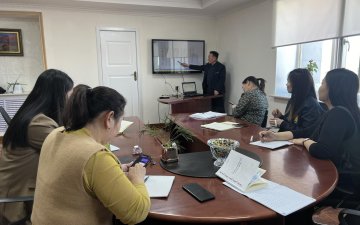 “Монгол бичгийн дунд шатны сургалт”-ыг албан хаагчдад 2024 оны 03 дугаар сарын 26-ны өдөр Ерөнхий боловсролын 1 дүгээр сургуулийн Монгол хэл бичиг, уран зохиолын багш Л.Лоохууз зохион байгуулж байна.