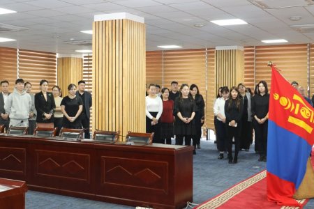 Монгол улсын анхны ерөнхийлөгч Пунсалмаагийн Очирбат агсанд хүндэтгэл үзүүллээ.