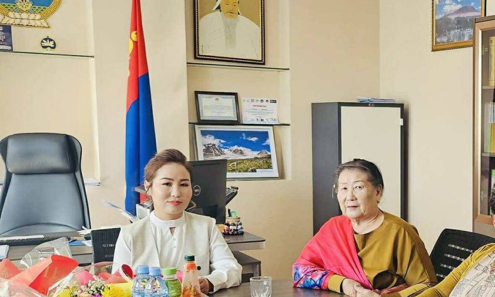 АХМАД АЖИЛТНУУДАА ХҮЛЭЭН АВЧ, ХҮНДЭТГЭЛ ҮЗҮҮЛЛЭЭ