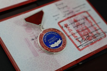 Ерөнхийлөгчийн зарлигаар 22 албан хаагчийг төрийн дээд одон медалиар шагналаа