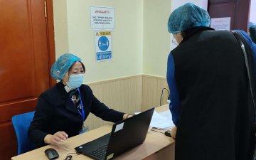 Төрийн албаны ерөнхий шалгалтад орж буй иргэдийг тус хэлтсийн улсын бүртгэгчид хурууны хээний бүртгэлээр таниулж шалгалтад оруулж байна.