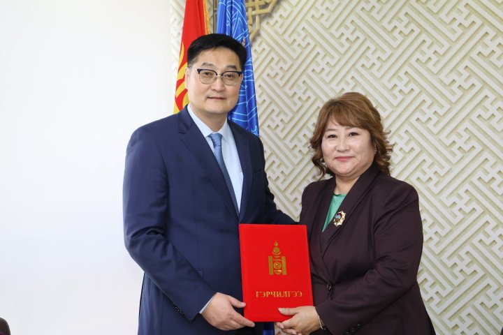 Бадмаанямбуугийн Өэлүн-Үжинг байгууллагын  “Хүндэт дэвтэр”-т алдаршуулав